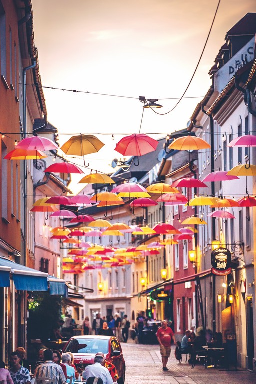 Foto von Regenschirmen, die über einer Gasse hängen